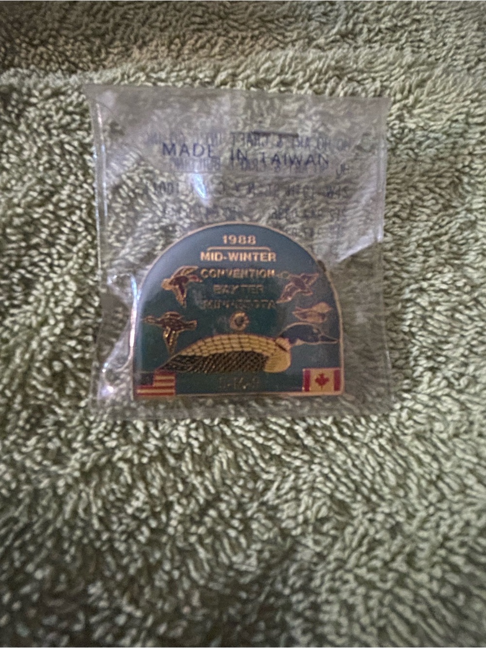 Green and Gold 1988 Mid-Winter Convention Collector Pin - lions club